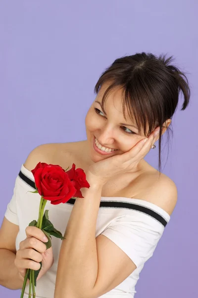 Uma jovem caucasiana com uma flor — Fotografia de Stock