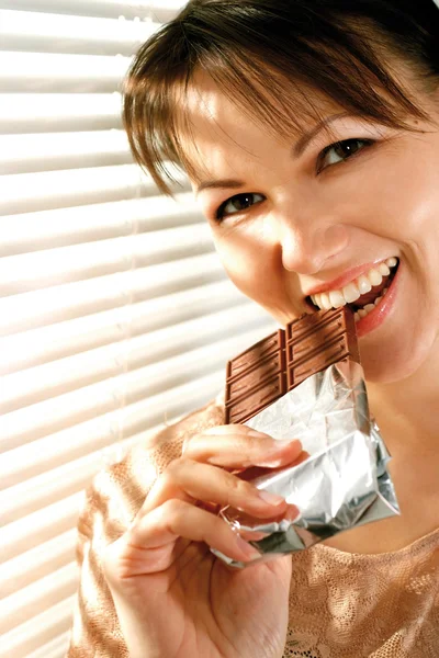 Young caucasian beautiful girl with chocolate — Stock Photo, Image