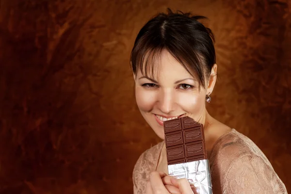 Молодая кавказская красивая девушка с шоколадом — стоковое фото