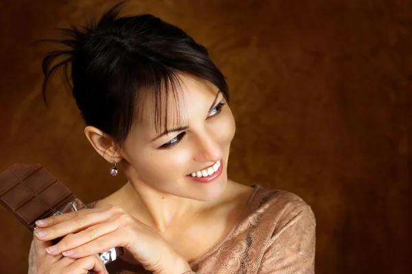 Jonge Kaukasische mooie vrouw met chocolade — Stockfoto