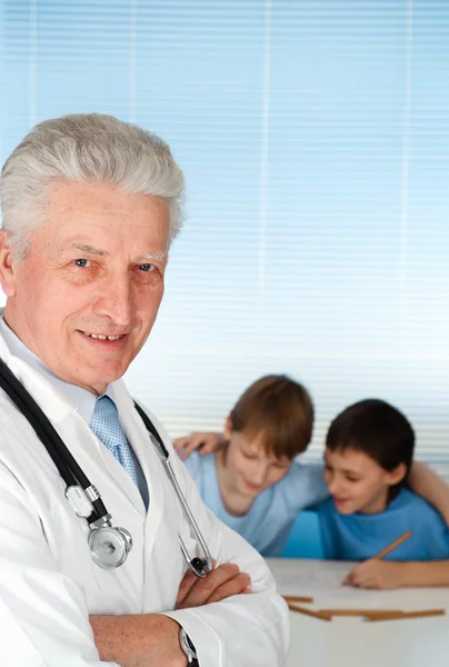 Happy Caucasian doctor with patients — Stock Photo, Image