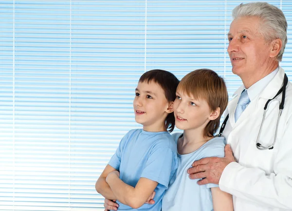 Luck Caucasian doctor with patients — Stock Photo, Image