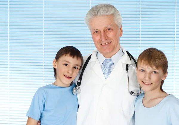 Хороший кавказский врач с пациентами — стоковое фото