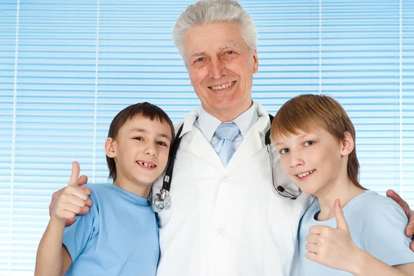 Радостный белый врач с пациентами — стоковое фото