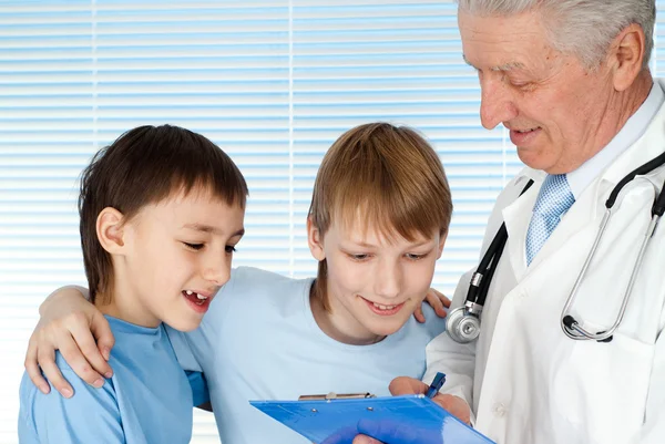 Caucasian doctor with patients — Stock Photo, Image