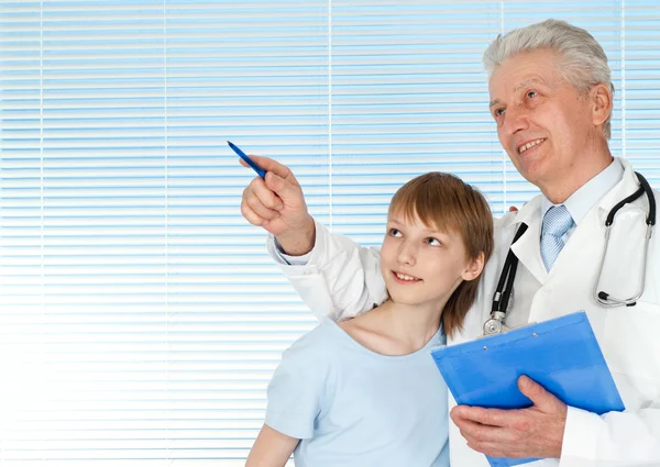 Happy doctor with patients — Stock Photo, Image