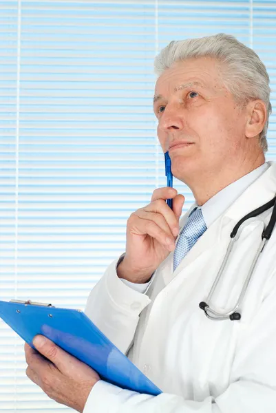 Beyaz doktor stetoskop ayakta ile — Stok fotoğraf
