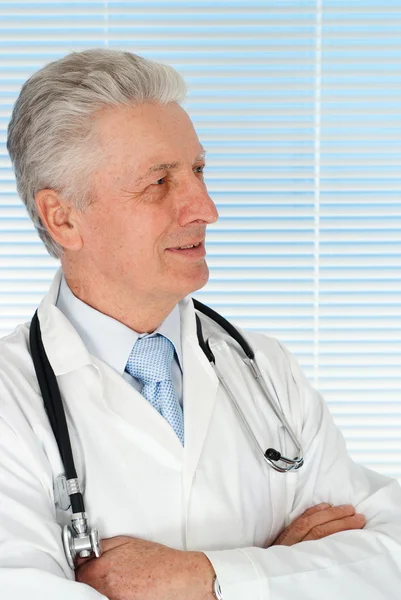 Fortuna medico caucasico con uno stetoscopio in piedi — Foto Stock