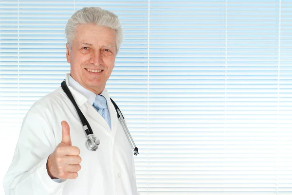 Блаженный белый врач со стетоскопом на ногах — стоковое фото