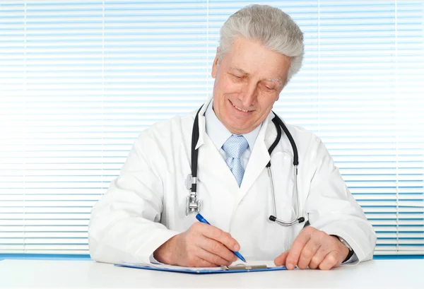 Szczęśliwy kaukaski lekarz z siedzący stetoskop — Zdjęcie stockowe