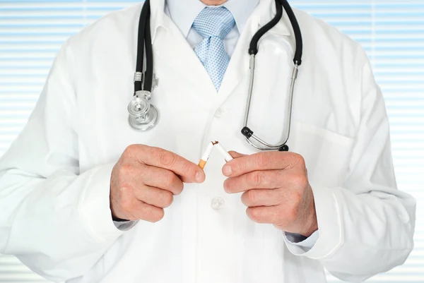 Médico caucásico con un estetoscopio de pie — Foto de Stock