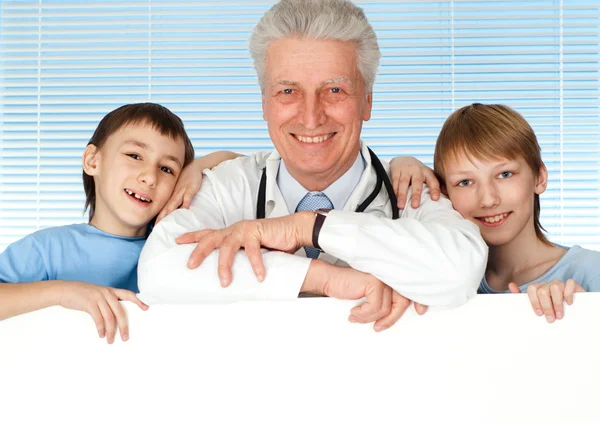 快乐的白种人医生与儿童 — 图库照片