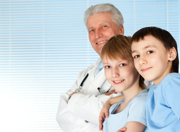 Happy Caucasiano bom médico com pacientes — Fotografia de Stock