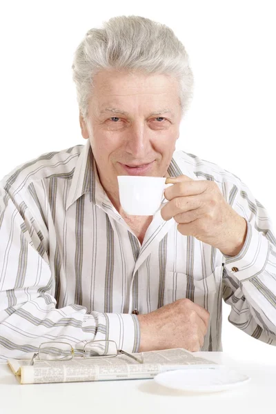 Homem caucasiano velho bonito com copo senta-se — Fotografia de Stock