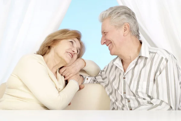 Schöne kaukasische ältere Paare sitzen — Stockfoto