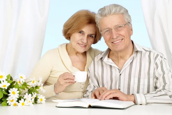 Bonito casal de idosos caucasiano sentado — Fotografia de Stock