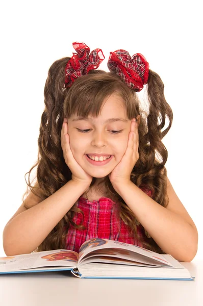Hübsches Mädchen liest — Stockfoto