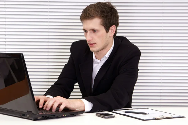 Trabalhador com laptop — Fotografia de Stock