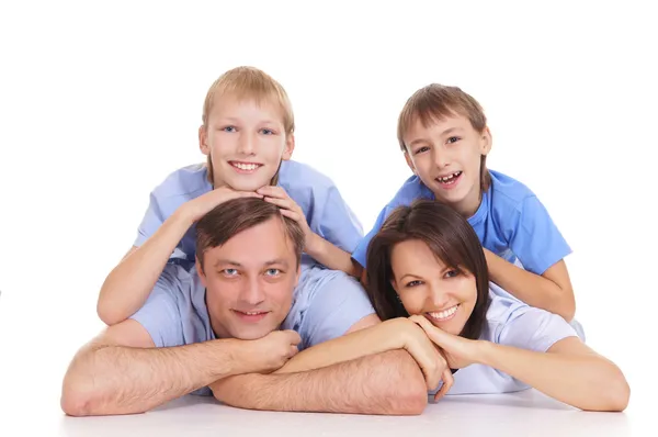 Glückliche Familie liegt auf weiß — Stockfoto