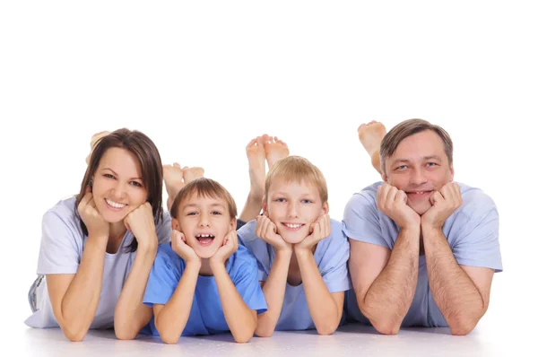 Vacker familj liggande — Stockfoto