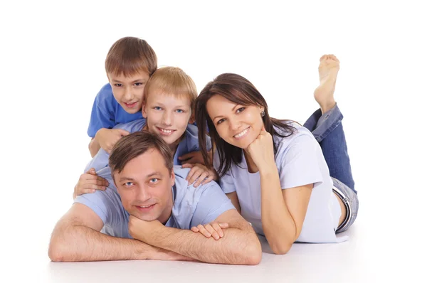 Lächelnde Familie lügt — Stockfoto