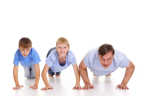 Papá e hijos empujando hacia arriba — Foto de Stock