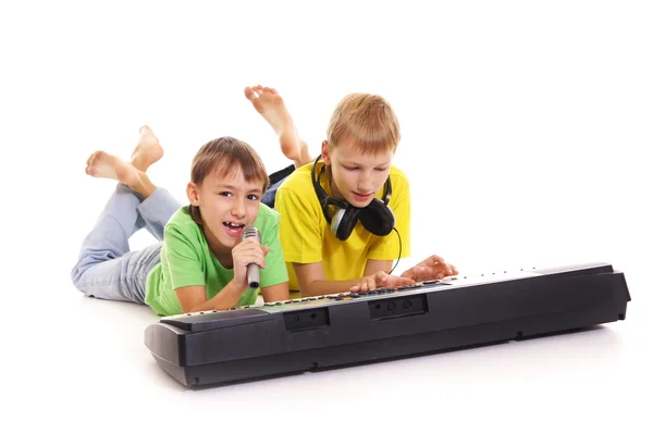 Two boys with synthesizer — Stock Photo, Image