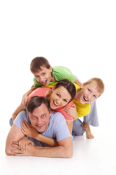 Семья в разноцветной одежде — стоковое фото