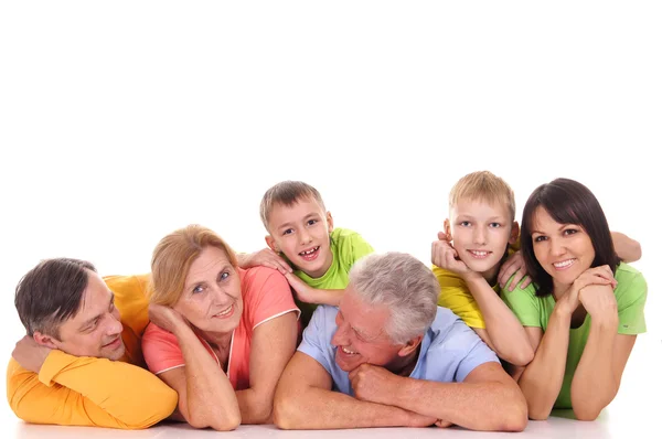 Glückliche Familie lügt — Stockfoto