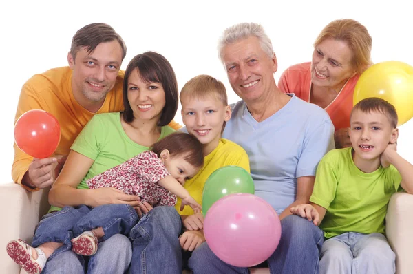 Lycklig familj på soffa — Stockfoto