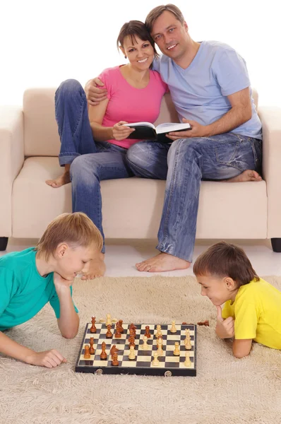 Дети и шахматы — стоковое фото