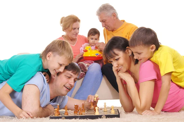 Familie spielt Schach — Stockfoto