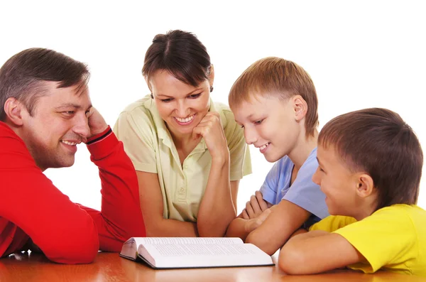 Eltern und Söhne lesen — Stockfoto