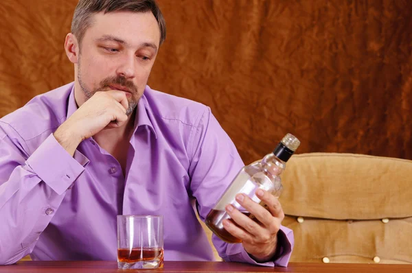Man drinks whiskey — Stock Photo, Image