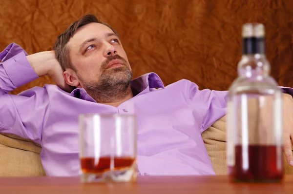 Człowiek pije whisky — Zdjęcie stockowe