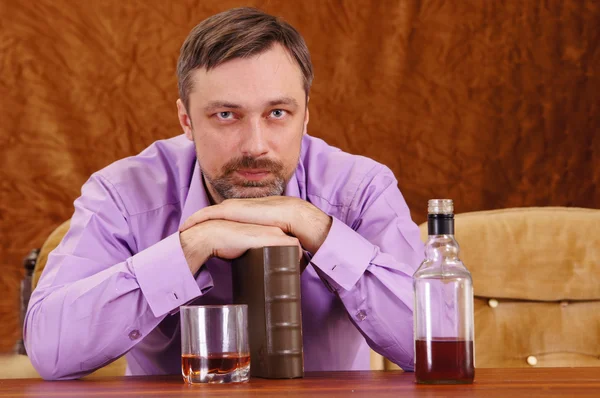 Cute man with whiskey — Stock Photo, Image