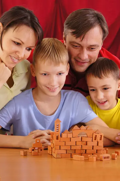 Ouders en zonen spelen — Stockfoto
