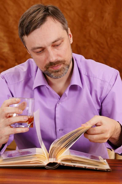 Lindo hombre con lectura de whisky —  Fotos de Stock