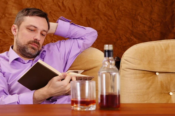 Симпатичный мужчина с чтением виски — стоковое фото