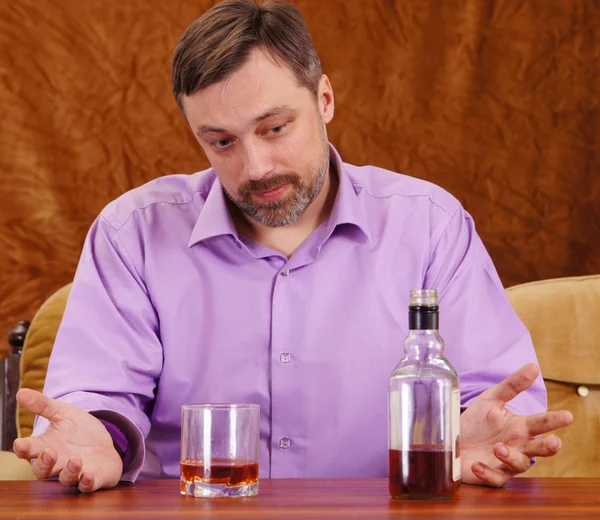 Mann und Alkohol — Stockfoto