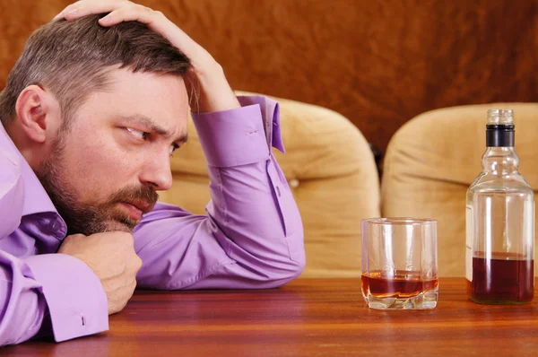 Man and alcohol — Stock Photo, Image