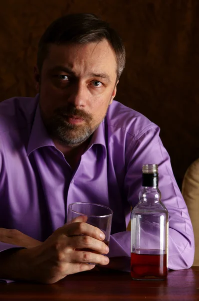 Muž a whisky u stolu — Stock fotografie
