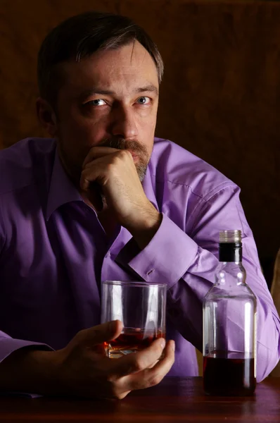 Man och whisky på tabell — Stockfoto