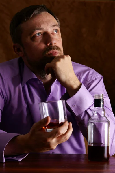 Man en whisky aan tafel — Stockfoto