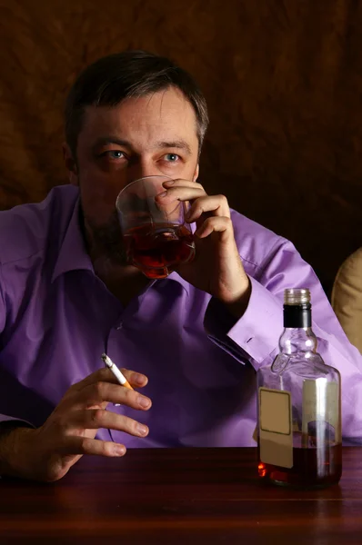 Man with whiskey and cigarette — Stock Photo, Image