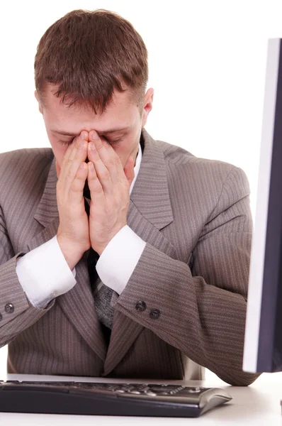 コンピューターの前に座っている疲れたビジネスマン — ストック写真