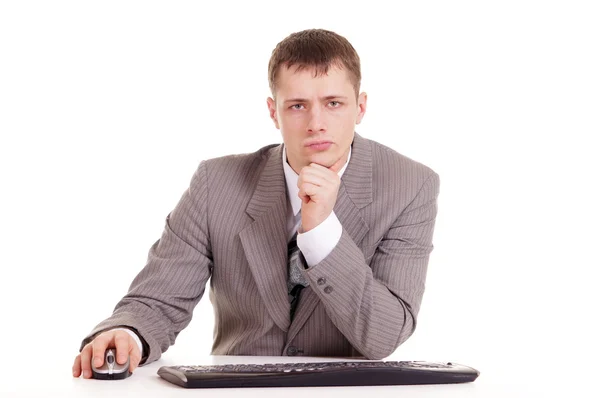 Ο άνθρωπος των επιχειρήσεων σε ένα κοστούμι που κάθεται σε ένα φορητό υπολογιστή — Φωτογραφία Αρχείου
