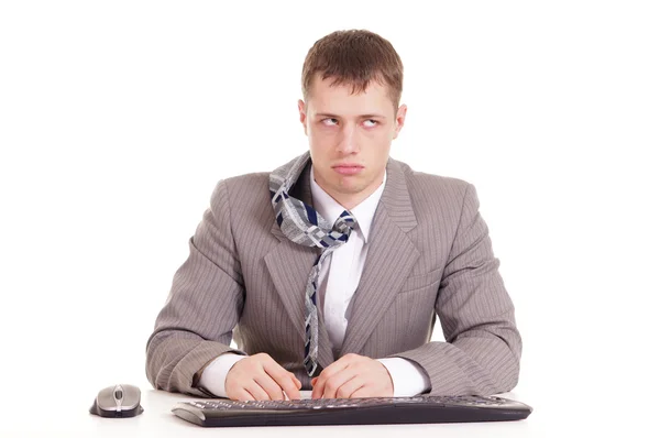 Üzletember egy öltönyt, ül a számítógépen — Stock Fotó