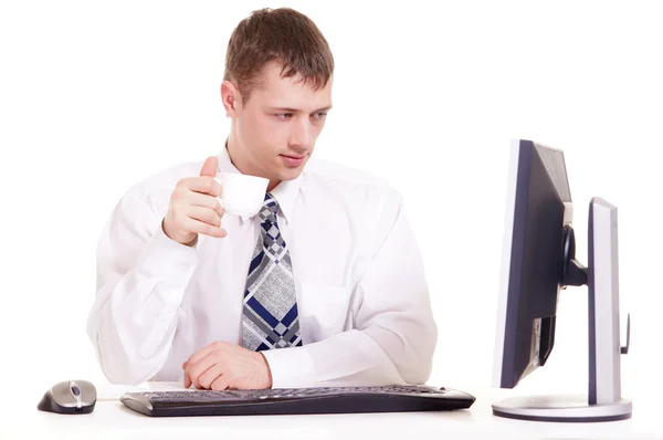 Empresário em uma camisa sentada em um computador — Fotografia de Stock