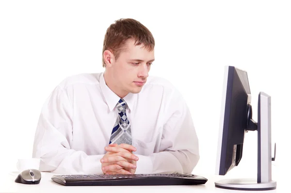 Biznesmen z filiżanki siedząc przy laptopie — Zdjęcie stockowe